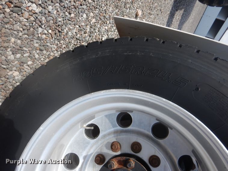 image for item DJ8868 2000 International 9900i  semi truck