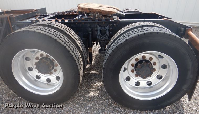 image for item DJ8868 2000 International 9900i  semi truck