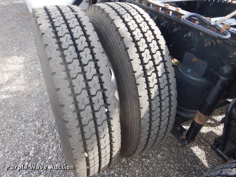 image for item DJ8868 2000 International 9900i  semi truck