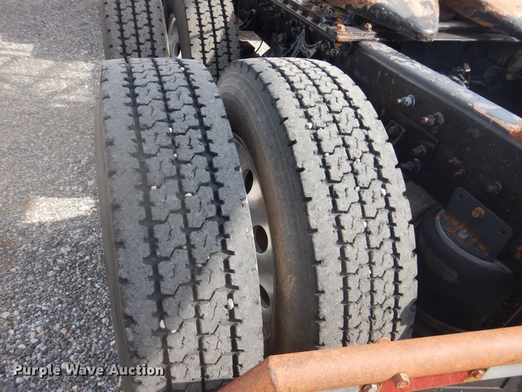 image for item DJ8868 2000 International 9900i  semi truck