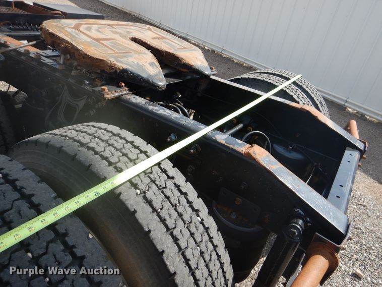 image for item DJ8868 2000 International 9900i  semi truck