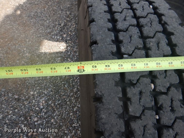 image for item DJ8868 2000 International 9900i  semi truck