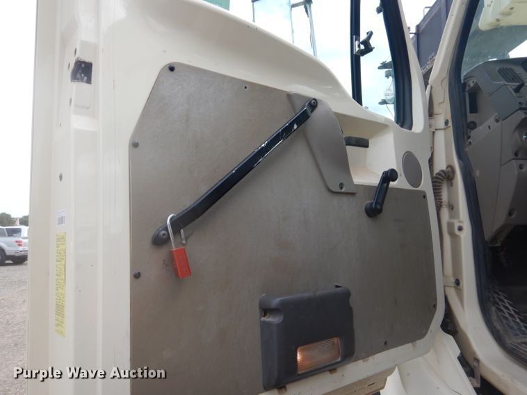 image for item DJ8869 2007 Sterling L9500  crane truck