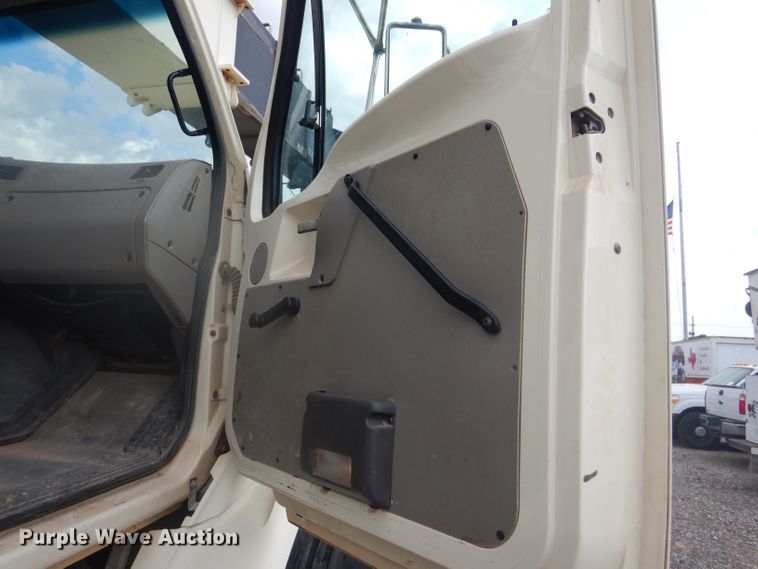 image for item DJ8869 2007 Sterling L9500  crane truck