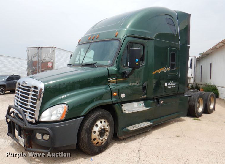 image for item DK8106 2016 Freightliner Cascadia 125  semi truck