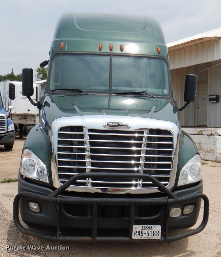 image for item DK8106 2016 Freightliner Cascadia 125  semi truck
