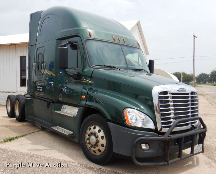 image for item DK8106 2016 Freightliner Cascadia 125  semi truck