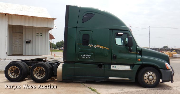 image for item DK8106 2016 Freightliner Cascadia 125  semi truck