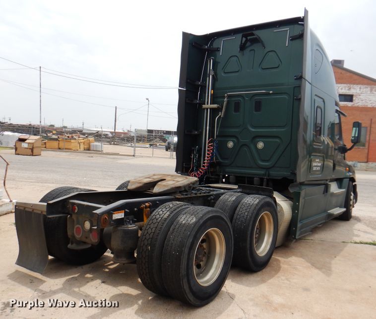 image for item DK8106 2016 Freightliner Cascadia 125  semi truck