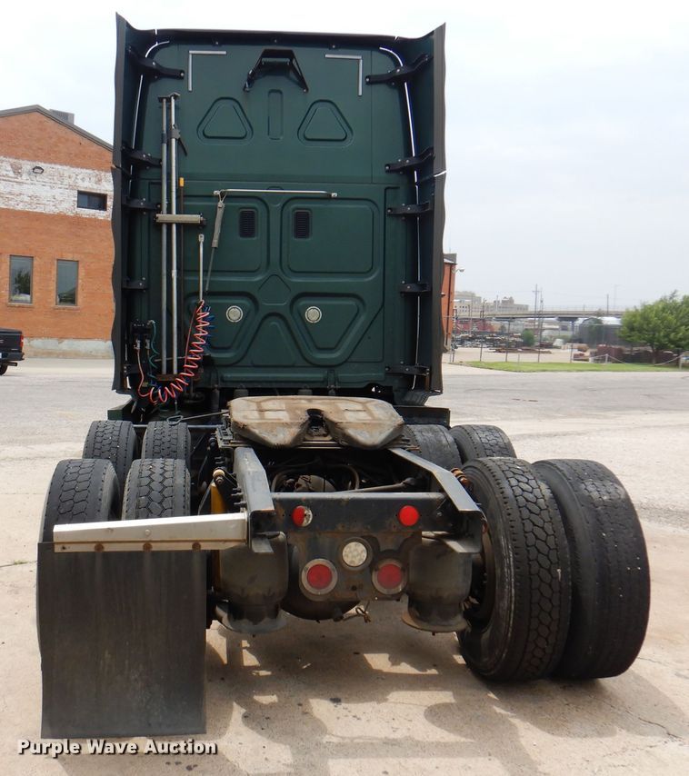 image for item DK8106 2016 Freightliner Cascadia 125  semi truck