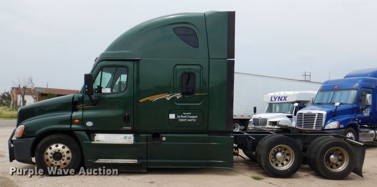 image for item DK8106 2016 Freightliner Cascadia 125  semi truck