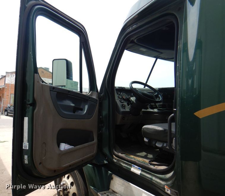 image for item DK8106 2016 Freightliner Cascadia 125  semi truck