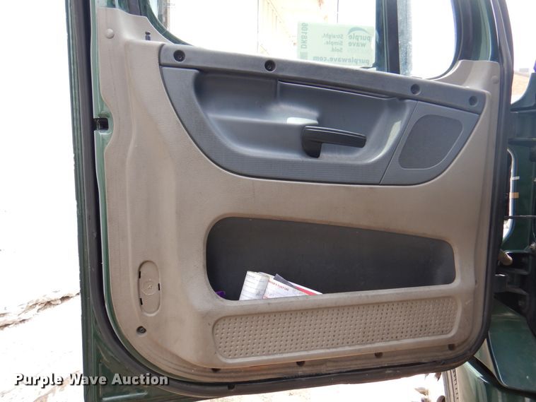 image for item DK8106 2016 Freightliner Cascadia 125  semi truck