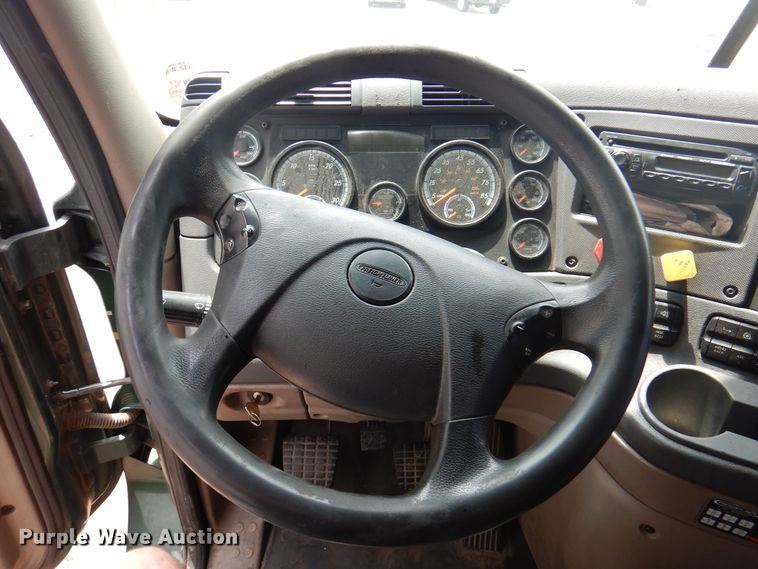 image for item DK8106 2016 Freightliner Cascadia 125  semi truck