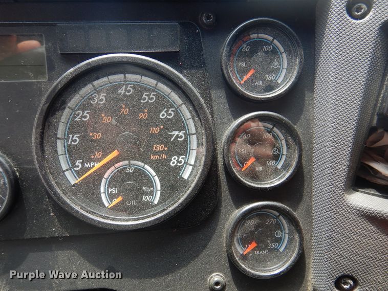 image for item DK8106 2016 Freightliner Cascadia 125  semi truck