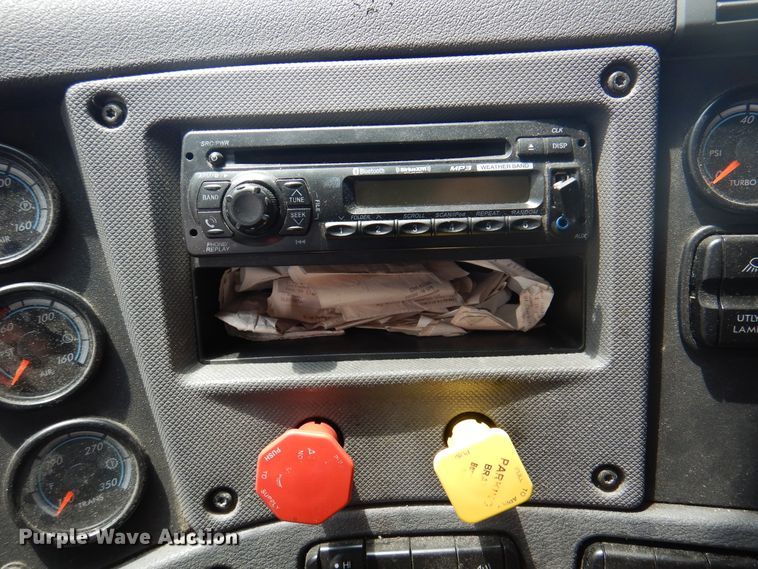 image for item DK8106 2016 Freightliner Cascadia 125  semi truck