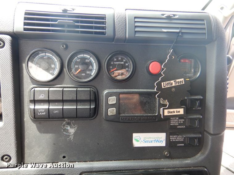 image for item DK8106 2016 Freightliner Cascadia 125  semi truck