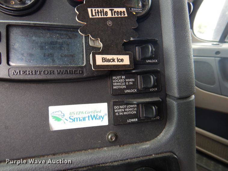 image for item DK8106 2016 Freightliner Cascadia 125  semi truck