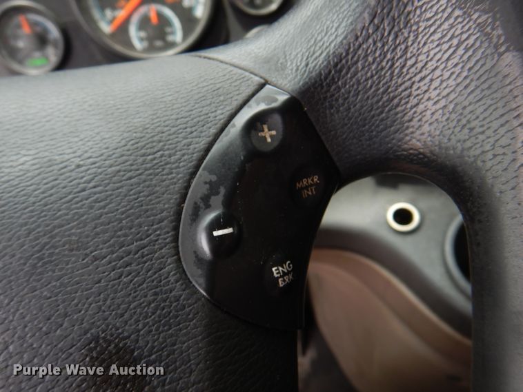 image for item DK8106 2016 Freightliner Cascadia 125  semi truck