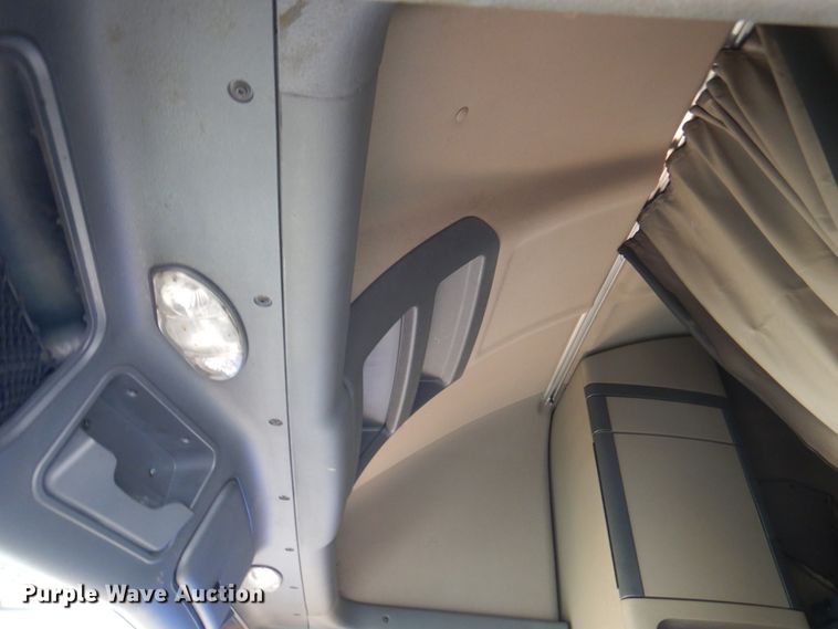 image for item DK8106 2016 Freightliner Cascadia 125  semi truck