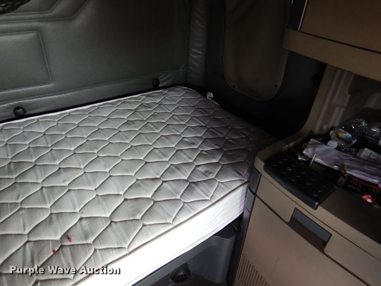 image for item DK8106 2016 Freightliner Cascadia 125  semi truck