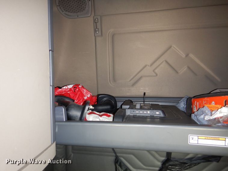 image for item DK8106 2016 Freightliner Cascadia 125  semi truck