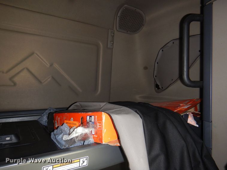 image for item DK8106 2016 Freightliner Cascadia 125  semi truck