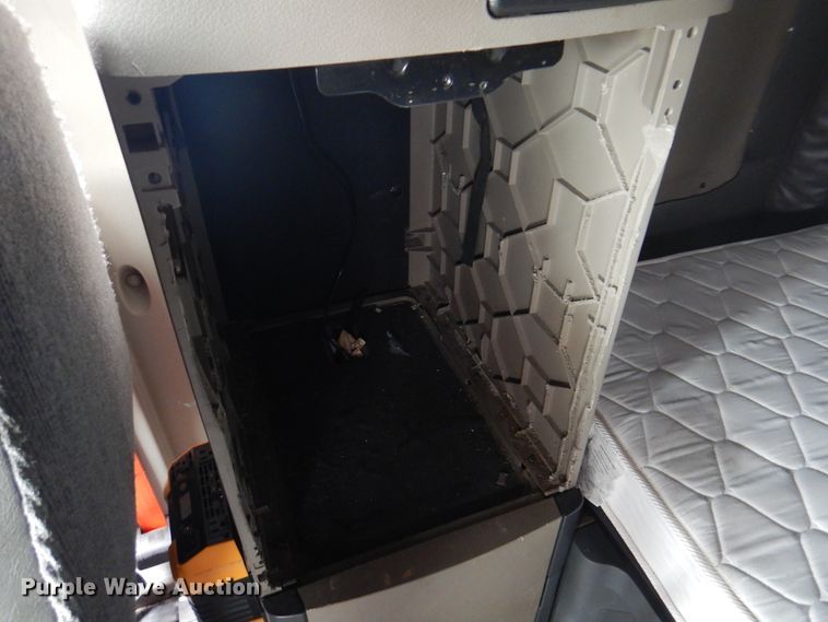 image for item DK8106 2016 Freightliner Cascadia 125  semi truck