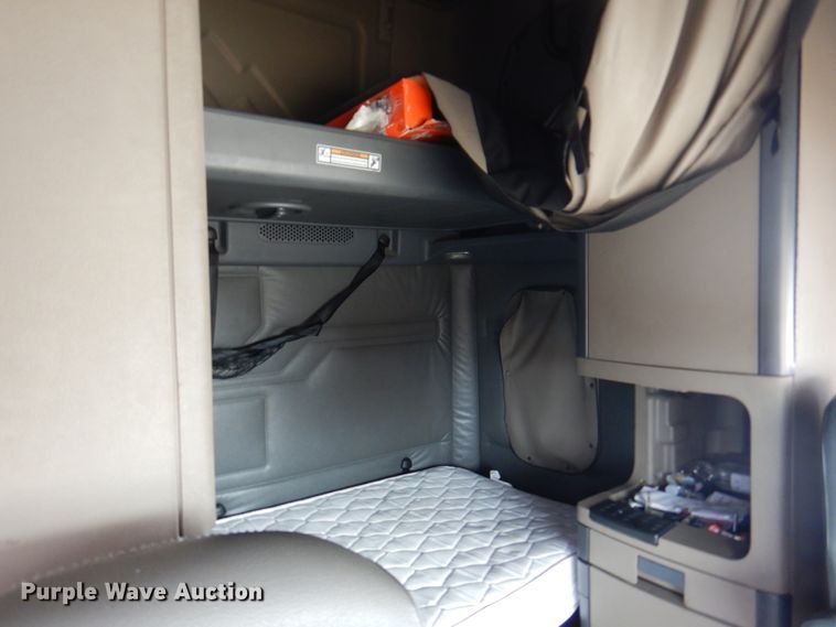 image for item DK8106 2016 Freightliner Cascadia 125  semi truck