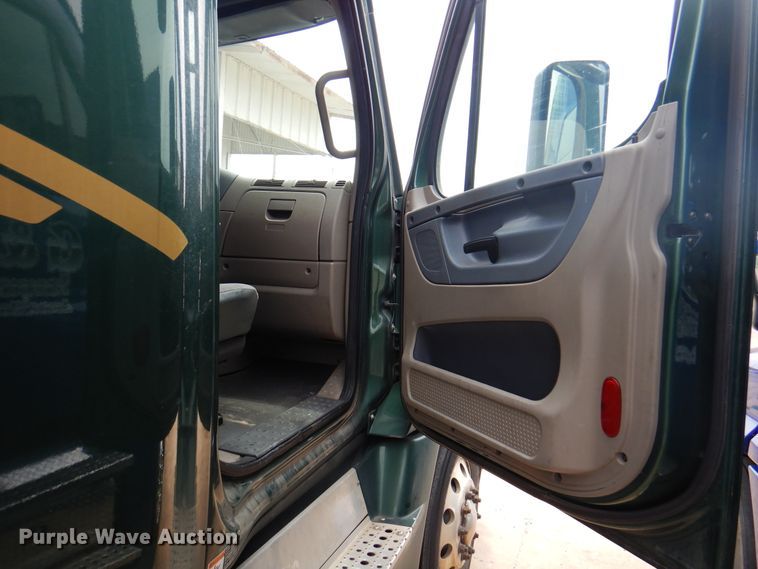 image for item DK8106 2016 Freightliner Cascadia 125  semi truck