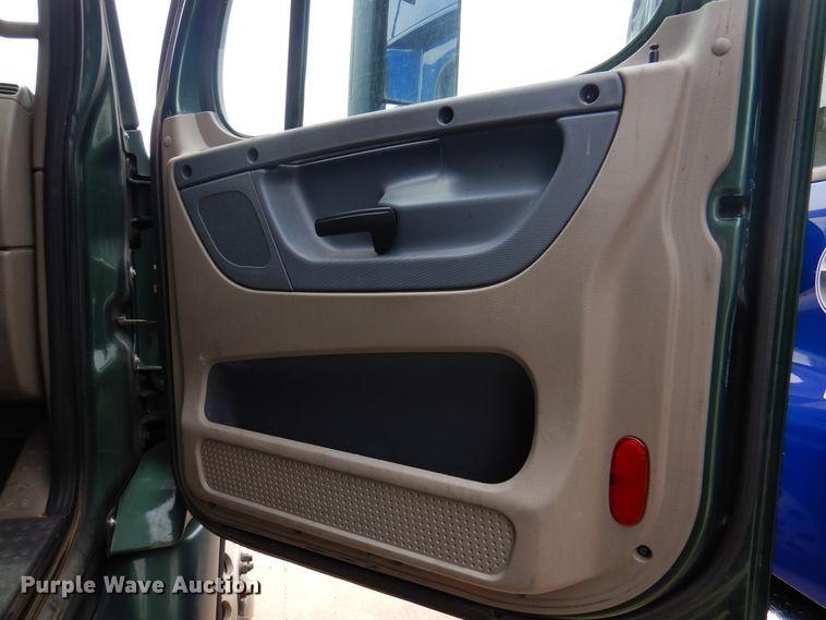 image for item DK8106 2016 Freightliner Cascadia 125  semi truck