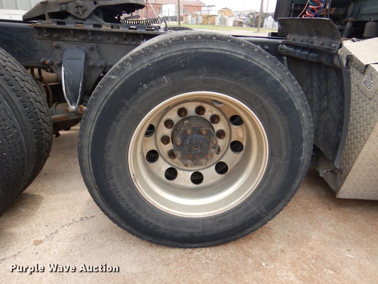 image for item DK8106 2016 Freightliner Cascadia 125  semi truck