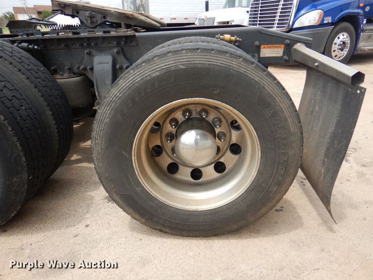 image for item DK8106 2016 Freightliner Cascadia 125  semi truck