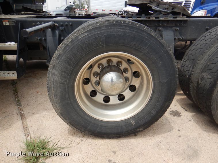 image for item DK8106 2016 Freightliner Cascadia 125  semi truck