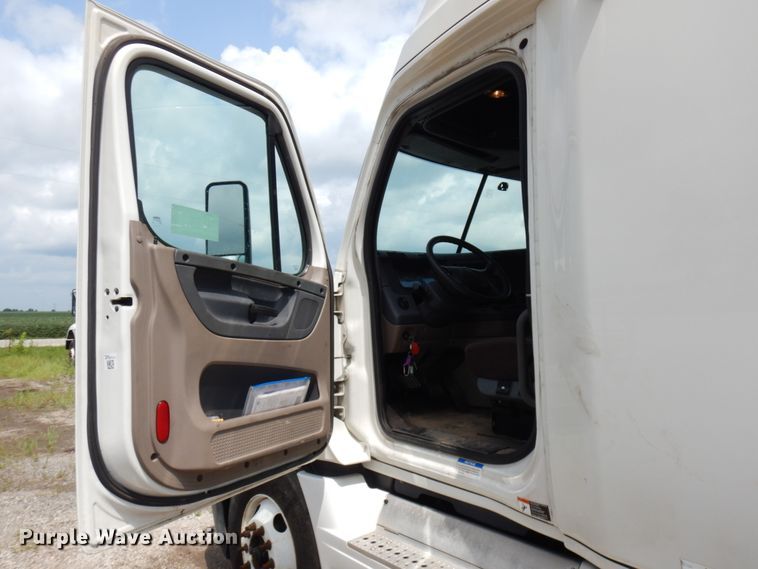 image for item DL5493 2012 Freightliner Cascadia 125  semi truck