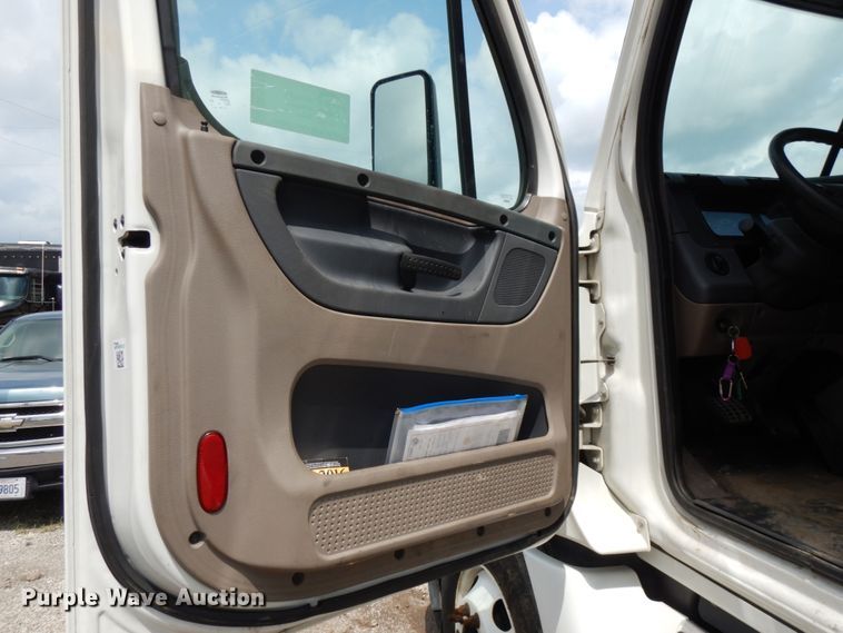 image for item DL5493 2012 Freightliner Cascadia 125  semi truck