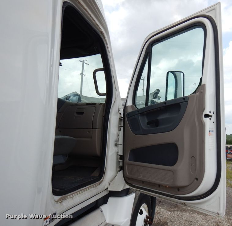image for item DL5493 2012 Freightliner Cascadia 125  semi truck