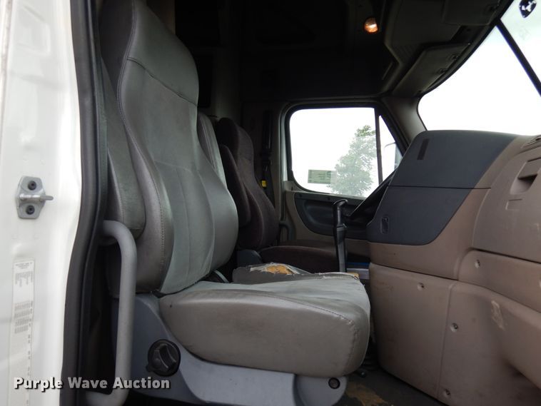 image for item DL5493 2012 Freightliner Cascadia 125  semi truck