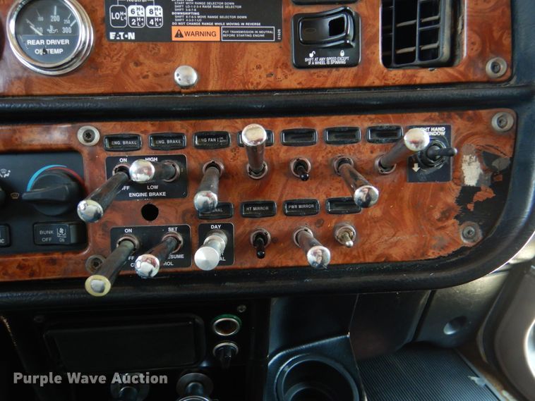 image for item DM3881 2003 Peterbilt 379  semi truck