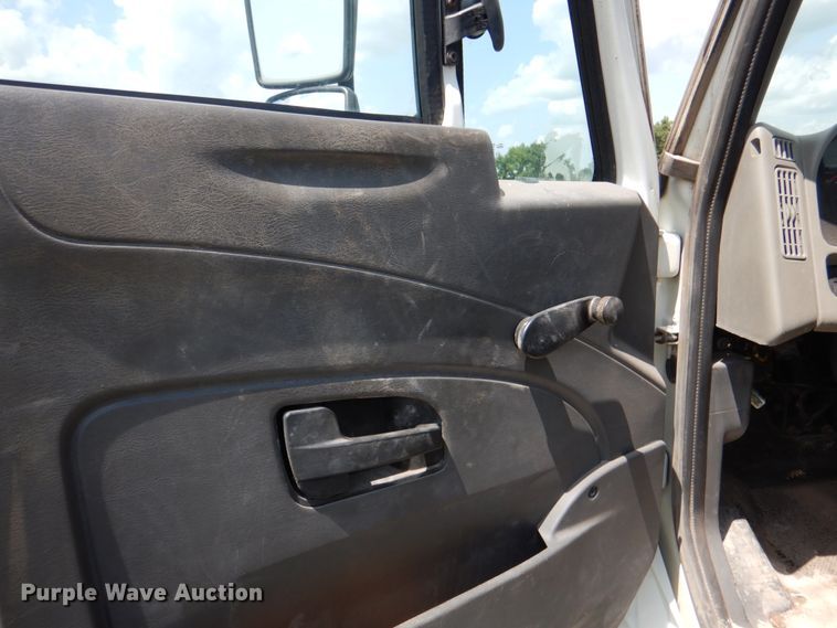 image for item DM3885 2012 International DuraStar 4300  truck cab and chassis