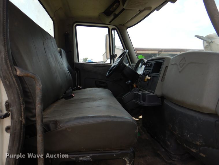 image for item DM3885 2012 International DuraStar 4300  truck cab and chassis