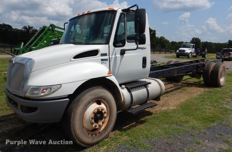 image for item DM3886 2011 International DuraStar 4300  truck cab and chassis