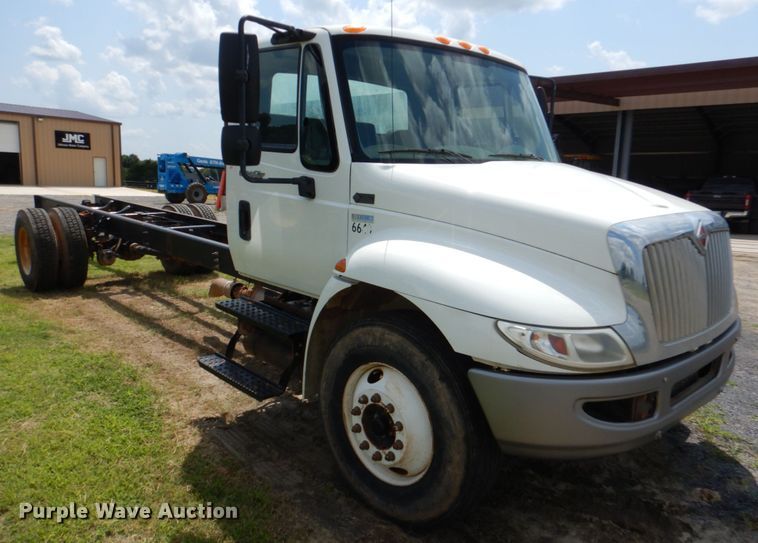 image for item DM3886 2011 International DuraStar 4300  truck cab and chassis