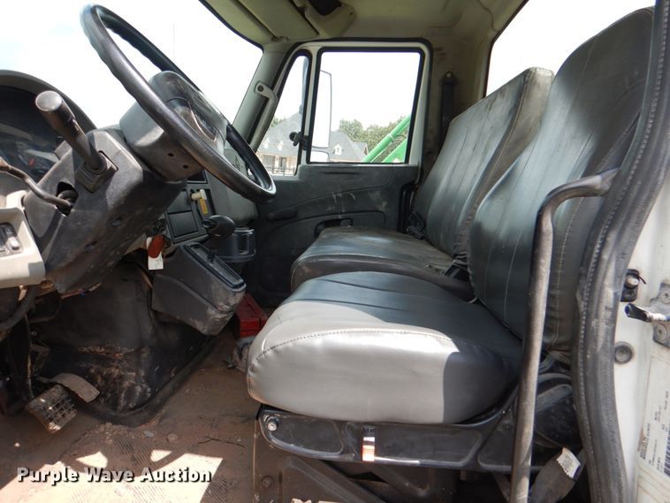 image for item DM3886 2011 International DuraStar 4300  truck cab and chassis