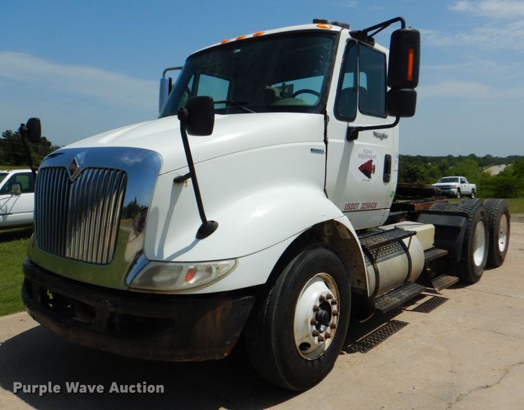 image for item DM3927 2011 International 8600  semi truck