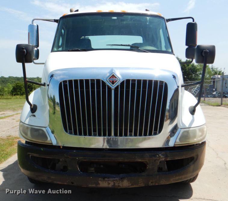 image for item DM3927 2011 International 8600  semi truck