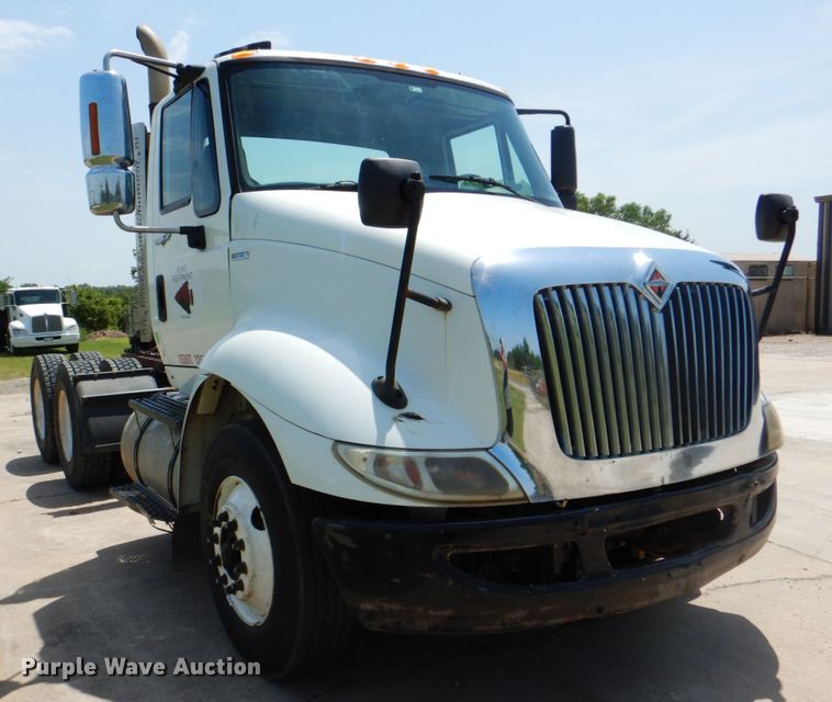 image for item DM3927 2011 International 8600  semi truck