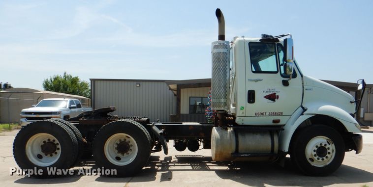 image for item DM3927 2011 International 8600  semi truck