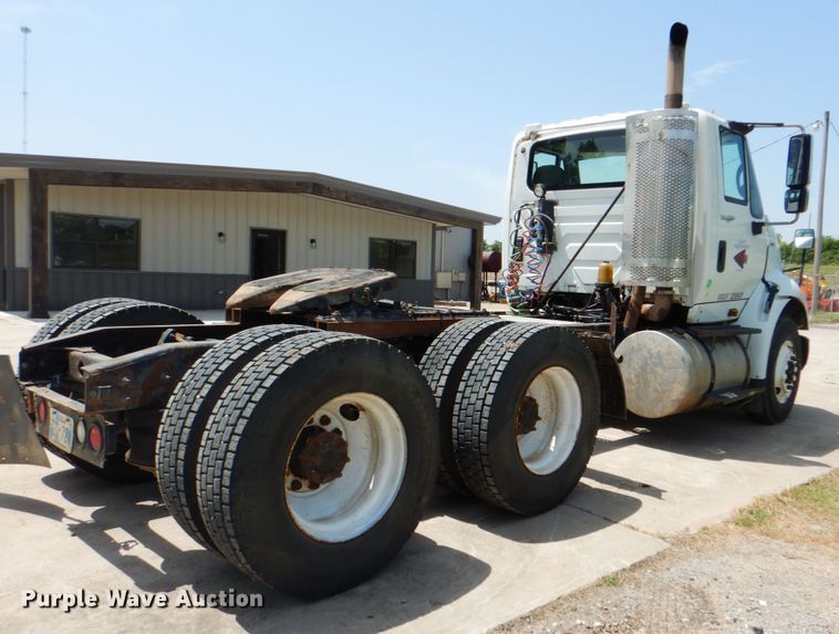 image for item DM3927 2011 International 8600  semi truck