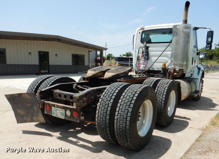 image for item DM3927 2011 International 8600  semi truck